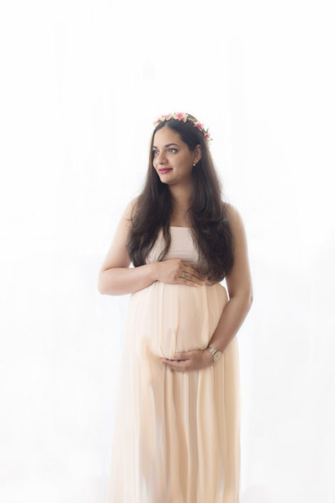 Best Dubai Maternity dresse for photoshoot By Arpna Photography