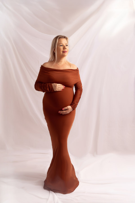 Pregnancy photographer in Ajman offering styled portrait sessions