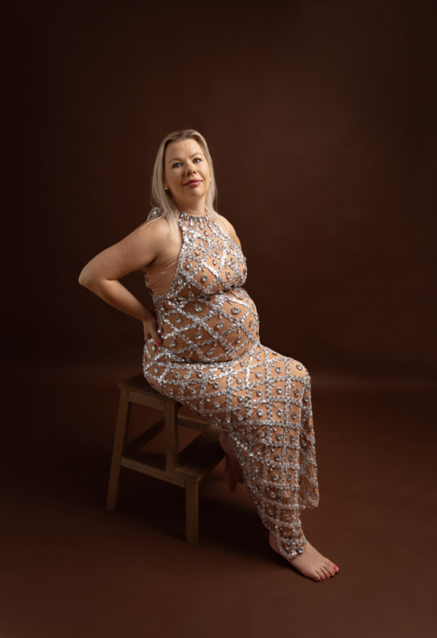 Timeless maternity photography with expert styling in Dubai