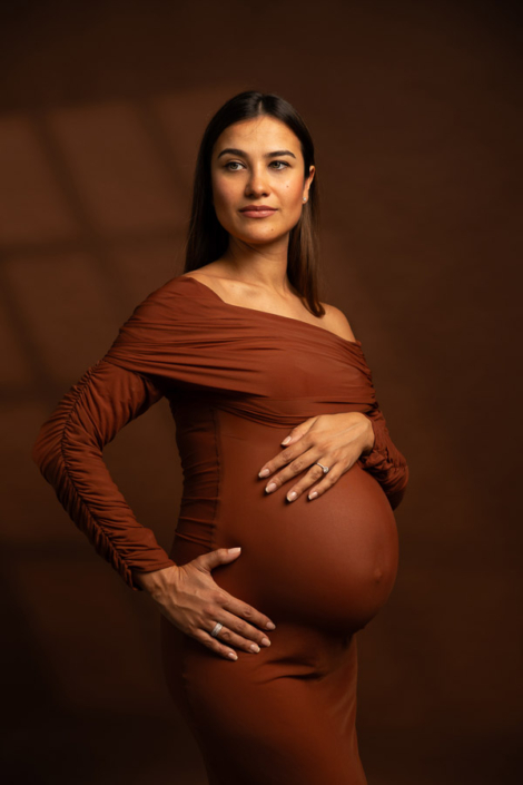 Soft and elegant maternity photography in Sharjah home studio