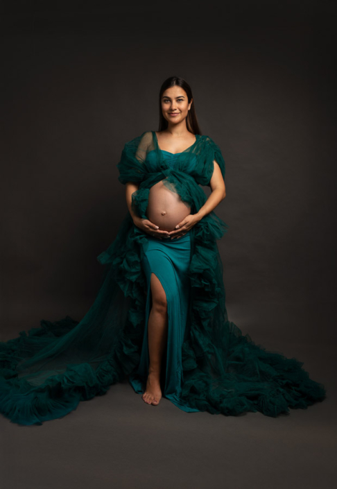 Best maternity photographer in Dubai for artistic portraits