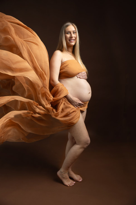 Flowy peach gown maternity photoshoot – Sharjah maternity photographer | Arpna Photography