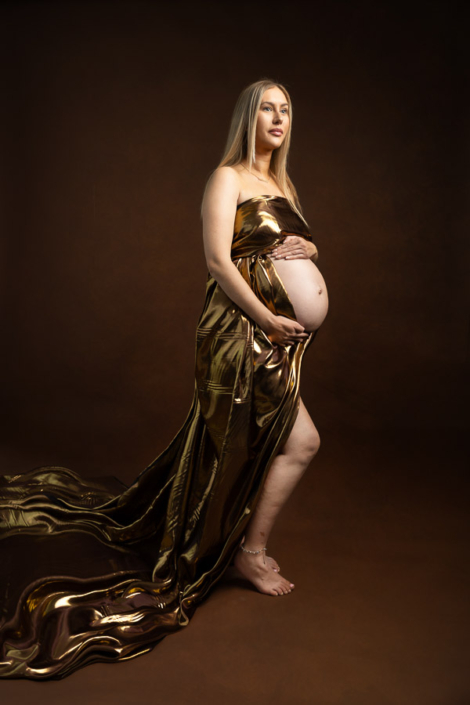 Sunset gold gown maternity photoshoot – Abu Dhabi maternity photographer | Arpna Photography