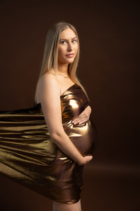 Bold gold wrap maternity photoshoot – Abu Dhabi maternity photographer | Arpna Photography