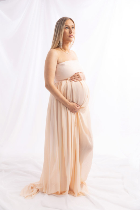 White lace bodycon dress maternity photoshoot – Sharjah maternity photographer | Arpna Photography