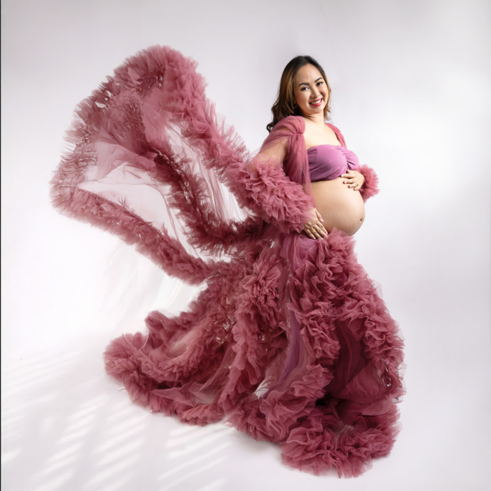 Natural light maternity photoshoot outdoors in Ajman