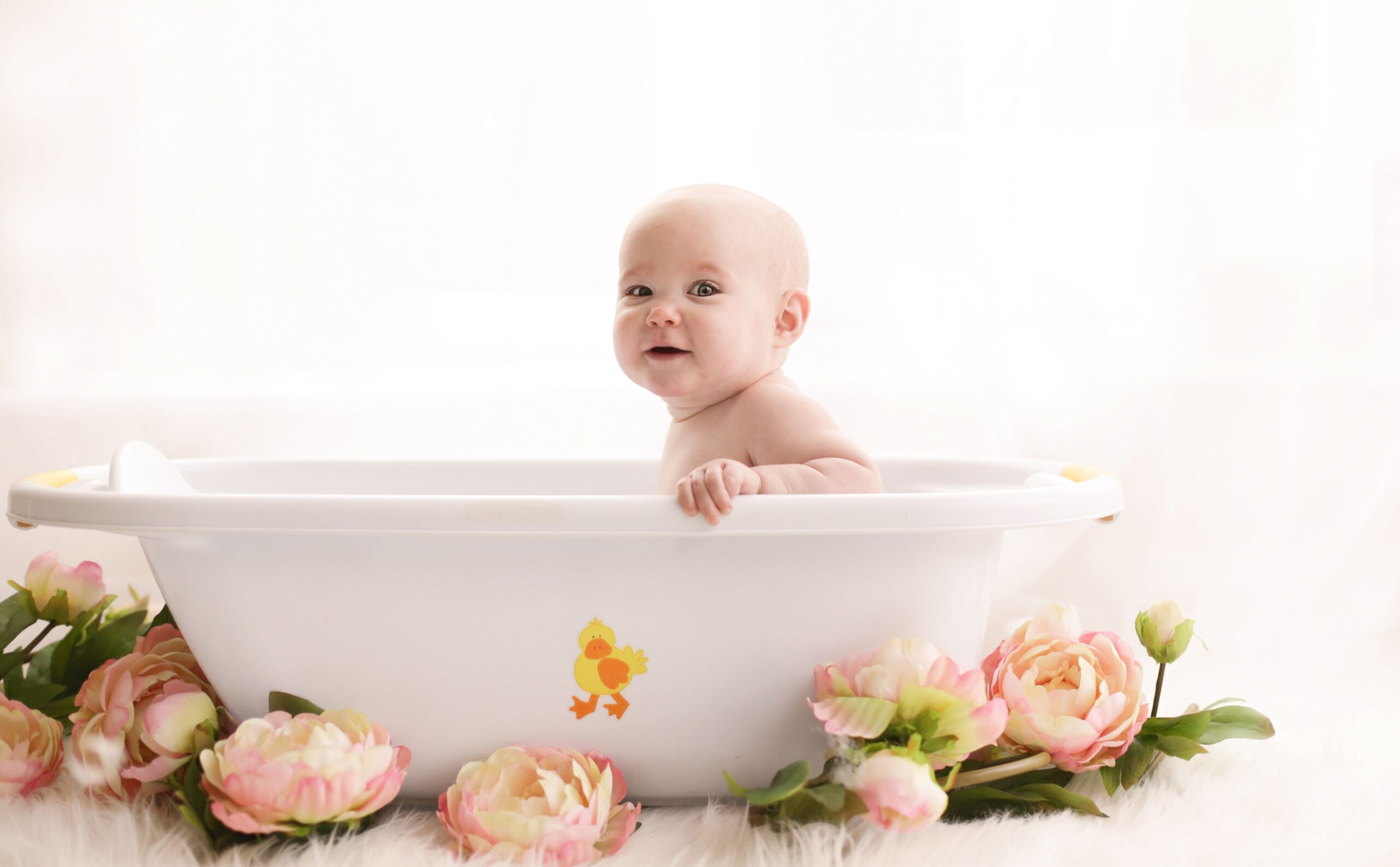 Smiling baby in a bathtub photographed by a baby photographer in Dubai