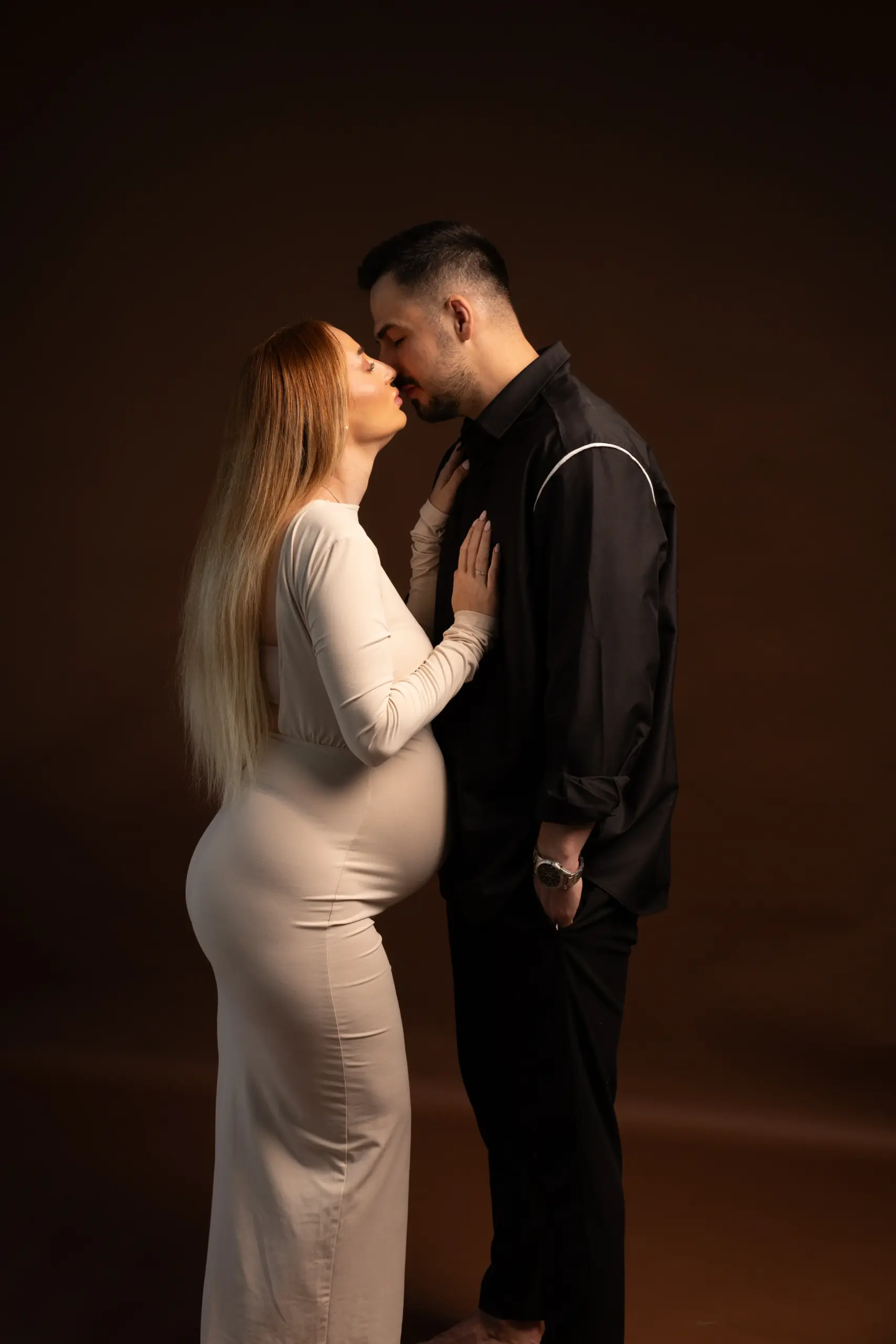 kissing couple maternity photoshoot