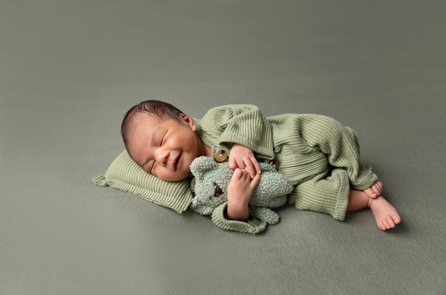 Sleeping newborn pose Dubai